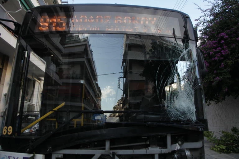 Λεωφορείο του ΟΑΣΘ έπεσε πάνω σε παρκαρισμένα αυτοκίνητα – Κατέρρευσε στο τιμόνι ο οδηγός του!